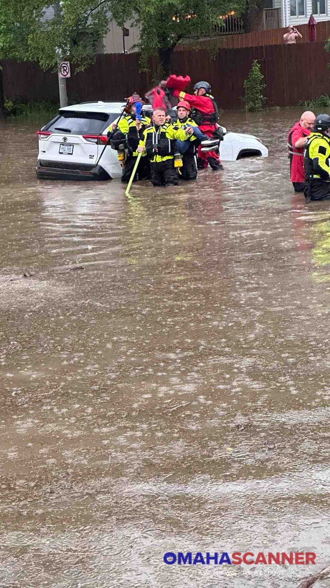 omaha_scanner's tweet photo. 📸: Omaha Fire Department rescuing stranded motorists near 96th and Q Street this morning due to the flood waters. https://t.co/bytrlBiPMk