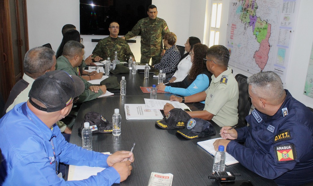 #EnFotos 📸||  La #FANB a través de la #ZODIAragua efectuó reunión con organismos de seguridad ciudadana, Instituto Nacional de Transporte Terrestre y CMDNNA, para reforzar las acciones preventivas en el Terminal de Pasajeros de Maracay.