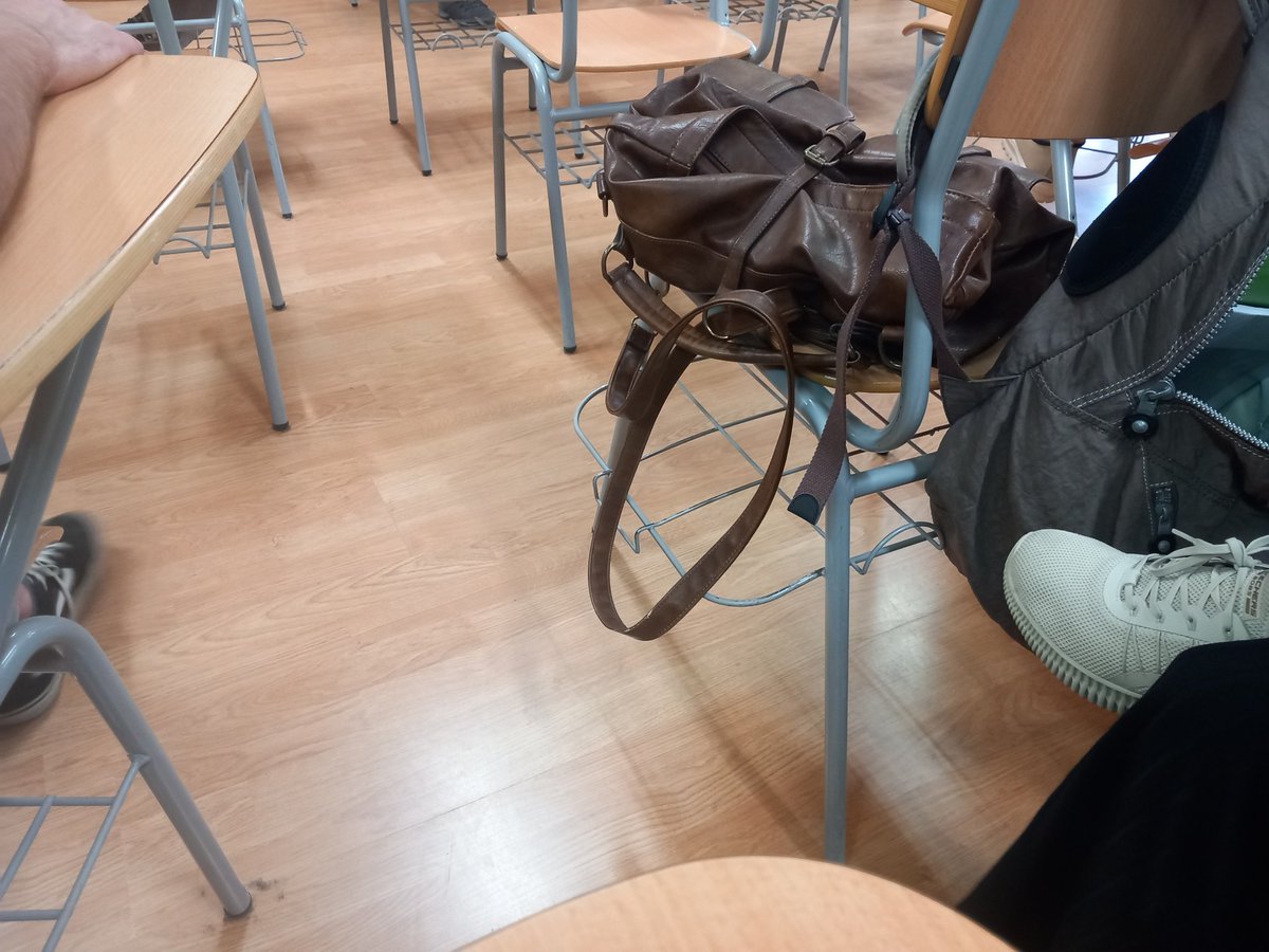 jordimartifont_'s tweet photo. El Departament d'@educaciocat continua entestat a destruir l'@Ins_BaixPenedes al Vendrell. Ara ens volen tancar un dels batxillerats. @Esquerra_ERC, fins quan hem d'aguantar aquests despropòsits? O és que no hi ha ningú al comandament? https://t.co/iuknQkRHOE