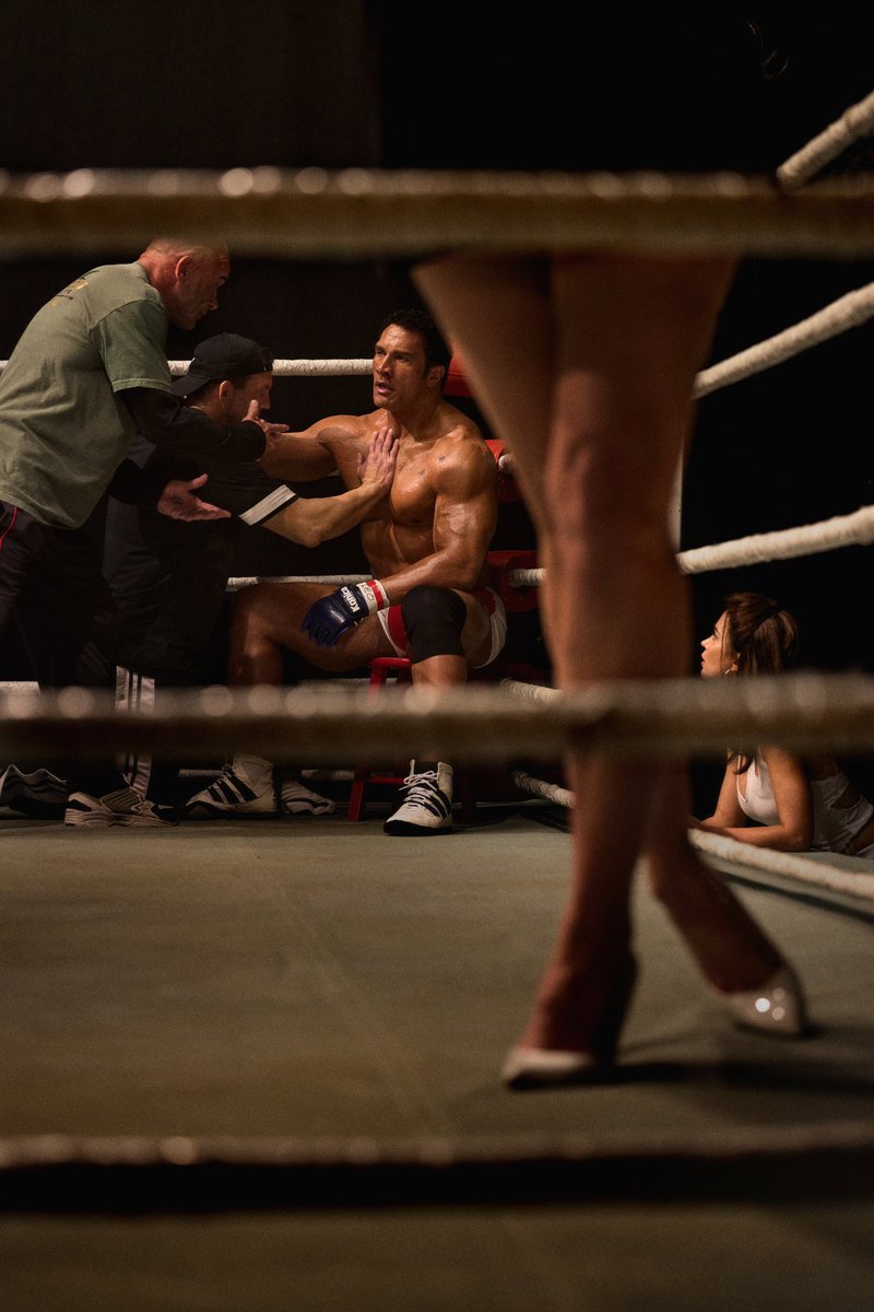 First look THE SMASHING MACHINE Dibintangi 'The Rock' sebagai petarung MMA legendaris Mark Kerr. Emily Blunt sebagai istrinya. Film biografi produksi Studio A24. Garapan Benny Safdie (UNCUT GEMS).