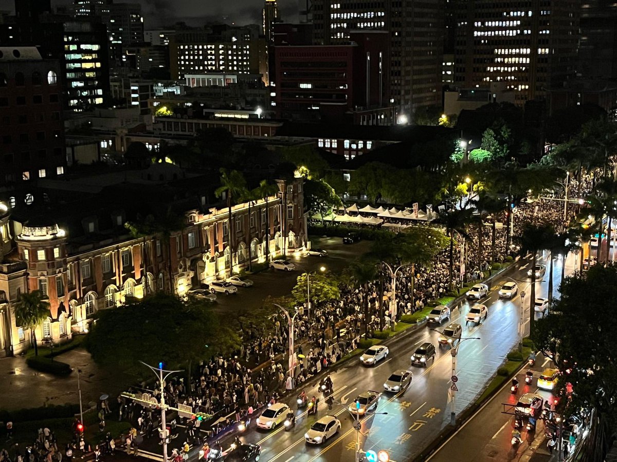 Photo taken 2 hours ago around the #TaiwaneseParliament. By now nearly  30000 people from across the country are gathering here in protest against the #proChinaparties. Many of them were here 10 years ago participating the #SunflowerMovement. 

We Taiwanese never surrender.