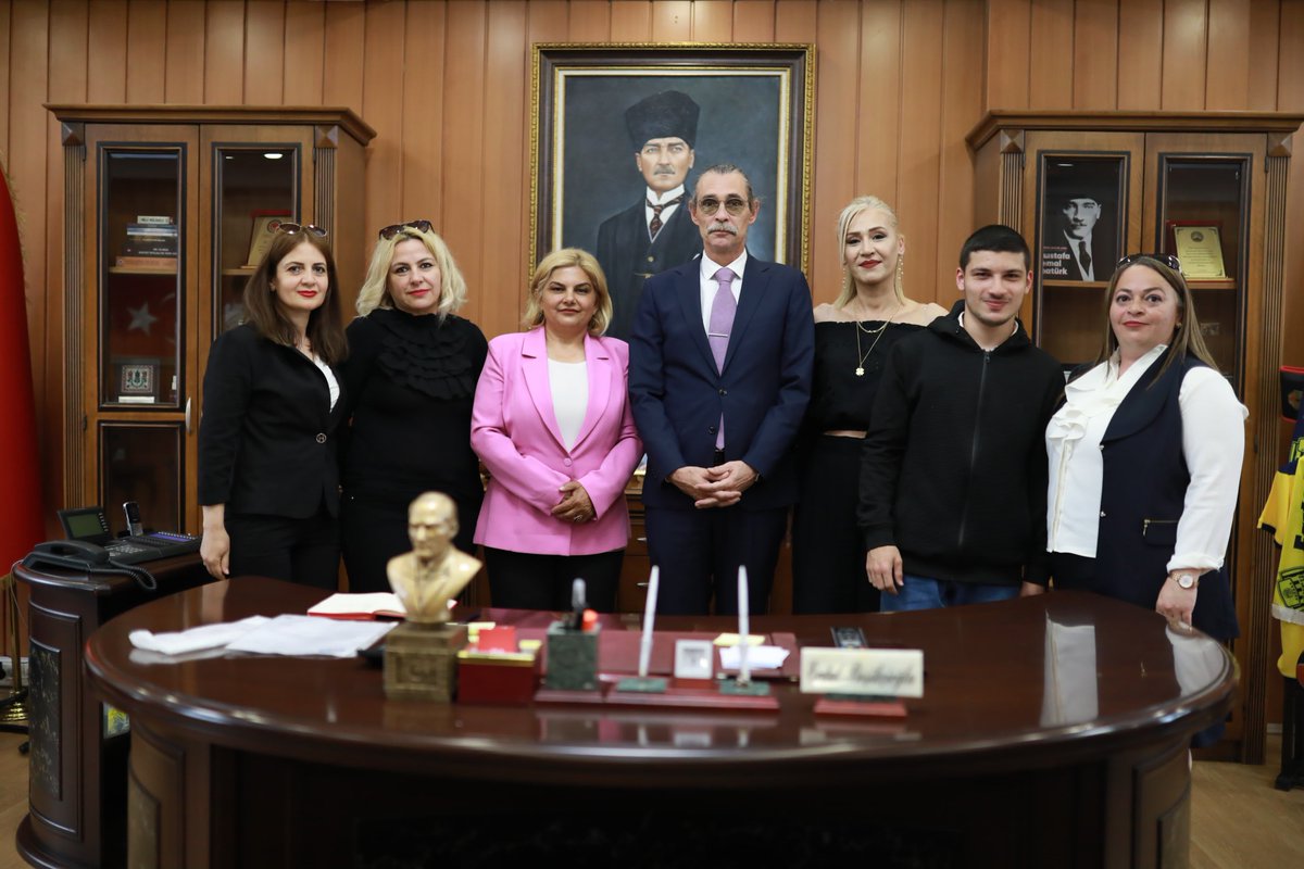 SedefErken's tweet photo. Bugün Ankara @etimesgutbld nde 
Şafak Otizmli Bireyler Derneği Yönetim Kurulu ile sevgili dostumuz, değerli başkan @erdalbeskcioglu bir araya geldiler.  #otizm

Arkadaşlarım çıkışta beni büyük bir mutlulukla arayıp müjdeleri verdiler. Başkan arkadaşlarımıza bu kapının kilidi yok, burası size sonuna kadar açık, bizi buraya siz getirdiniz ve biz sizler için çalışacağız demiş.

Sevgili başkan tam da hasret kaldığımız bir tavırla konuya da hemen el koymuş. Çocuklarımız için gerekli bütün çalışmaları başlatmış.
 
Belediyenin tüm sosyal tesislerinin otizmli bireylere açılacağının, istenen duyu bütünleme alanının yapımına hemen başlanacağının ve bir parkın bu çalışmalara tahsis edilmesinin müjdesini vermiş.

Bizler yıllardır bu konuda emek veren anneler, STK emekçileri olarak böyle yaklaşımlara hasretiz diyebilirim.  

Değerli başkana hem kendi adıma hem tüm çocuklarımız adına teşekkür ediyorum, umarım tüm belediyelere örnek teşkil edecek çalışmalar yaparlar, bizler de başkana bu çalışmalarda elimizden gelen her türlü desteği vereceğiz.

Fotoğraftaki bilek güreşini kimin kazandığını söylememe gerek yok sanıyorum.