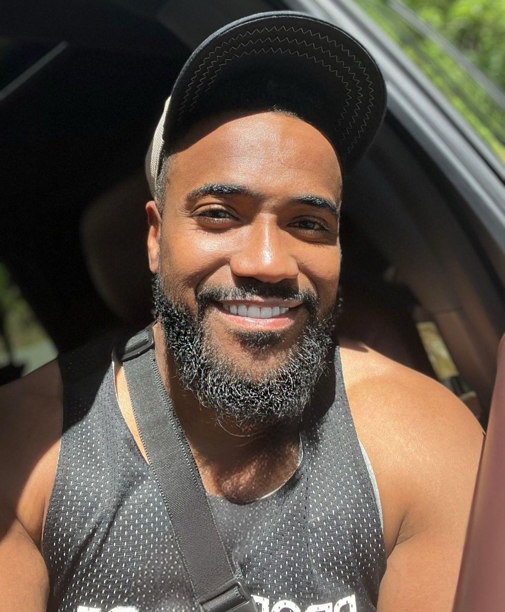 Mr_Everythng's tweet image. Let's start a smile thread! ☺️😁
All my brothers 40+ and you still look good, lemme see you smiling! I'mma kick it off. 👇🏾😃