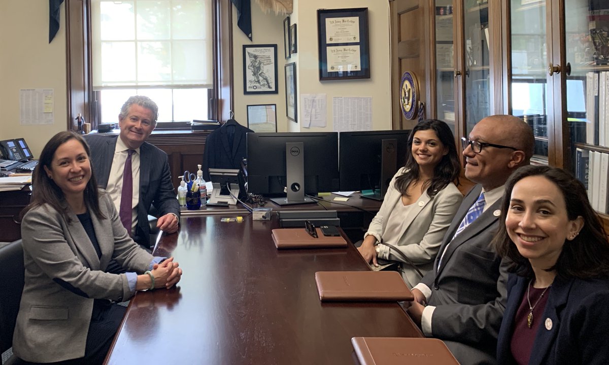 Employee advocates from across Constellation spent time meeting with members of Congress, including @SenatorCarper & @RepRobinKelly, to discuss how continued support of the existing nuclear fleet is essential to reach the nation’s clean energy goals and meet growing power demand.