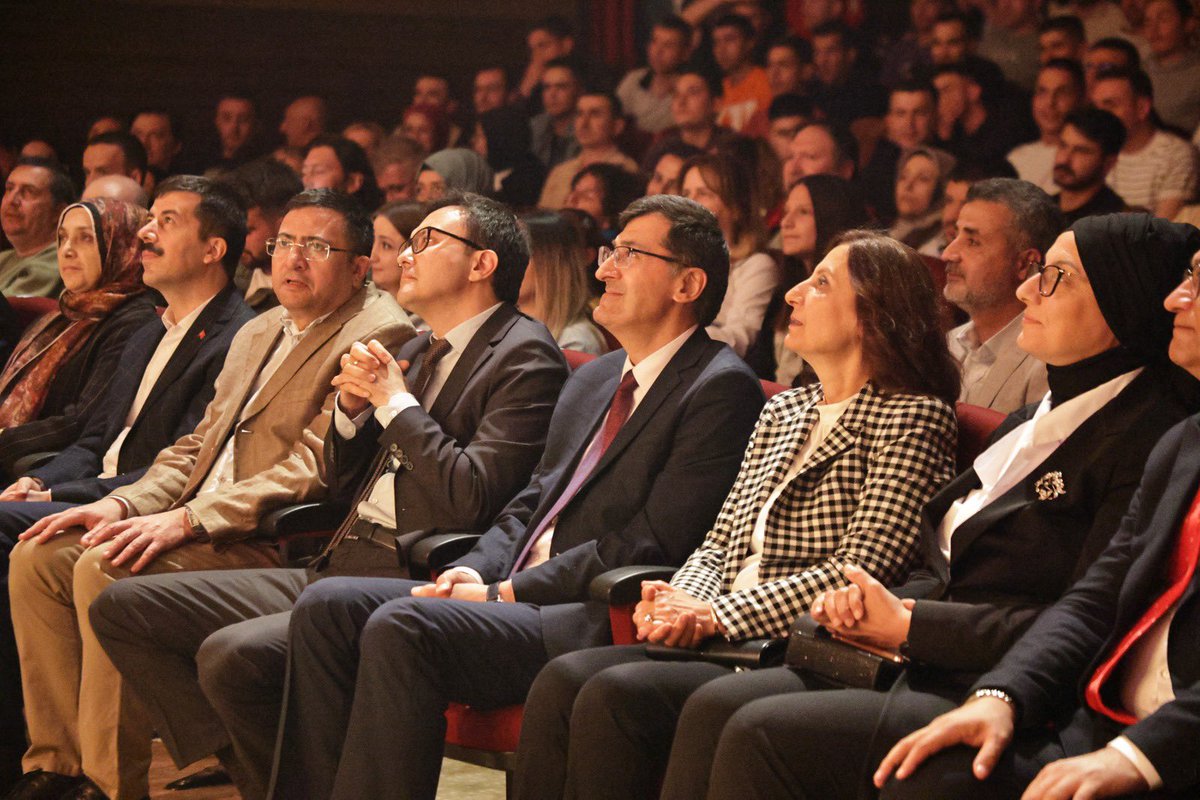kutahyabel's tweet photo. “CUMHURİYETE DOĞRU” HEMŞEHRİLERİMİZDEN BÜYÜK BEĞENİ TOPLADI
Vakıfbank ana sponsorluğunda Milli Eğitim Bakanlığı tarafından hazırlanan "Cumhuriyete Doğru" adlı tiyatro oyunu Hezar Dinari Kültür Merkezi’nde, Başkanımız Kahveci’nin de katılımıyla izleyici ile buluştu. 
Oyuncuların sunduğu sahne performansları, etkileyici anlatımı ve tarihsel gerçekleri başarıyla yansıtmasıyla izleyicilere unutulmaz anlar yaşattı. Seyirciler, Türkiye'nin bağımsızlık mücadelesini ve Cumhuriyet'in kuruluşunu sahnede izlerken hem duygulandı hem de gururlandı.
Etkinlik hemşehrilerimizin yoğun ilgisiyle karşılandı ve uzun süre hafızalardan silinmeyecek bir etki bıraktı.