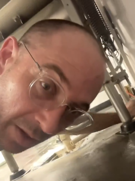 SundayFundayLFG's tweet photo. $1DOL community in disbelief as Dev goes back to his 9-5 job washing dishes and mopping floors with no website launched, no advancement on the roadmap and no marketing plan. 

LOWER https://t.co/Ut24m2zoJV