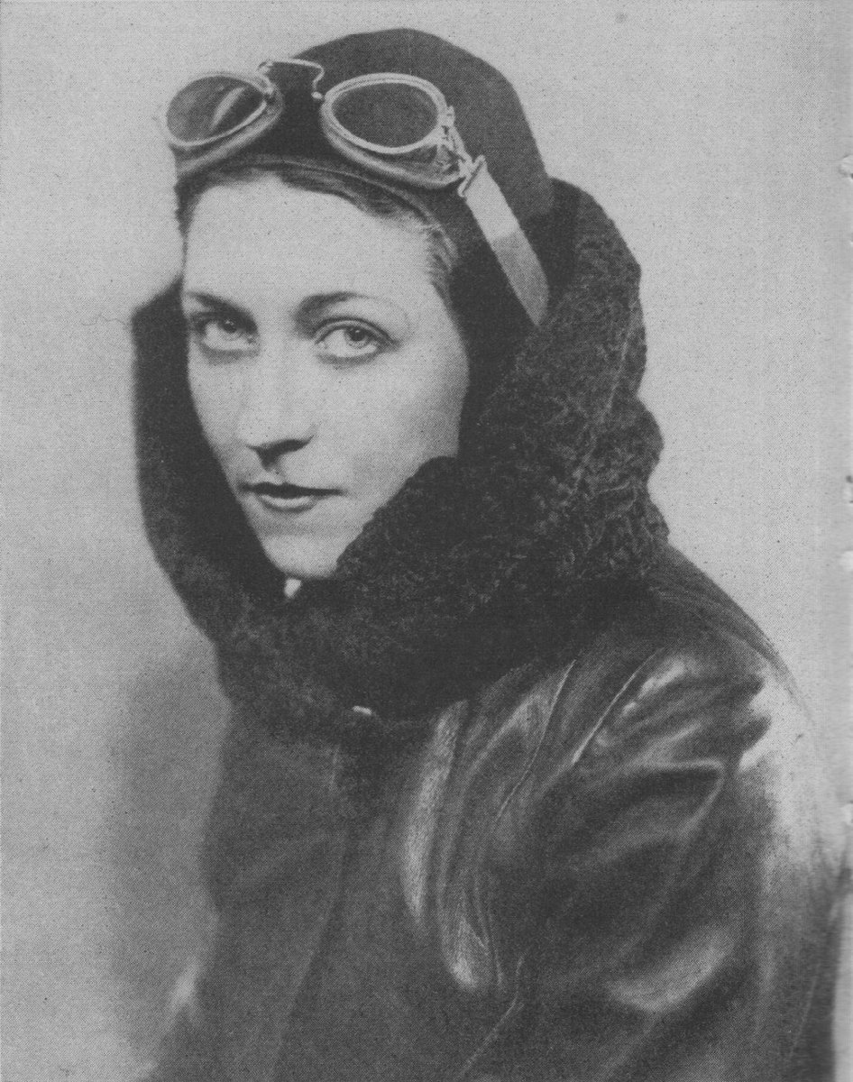 #CeJourLà #OnThisDay - Le 24 mai 1930, #AmyJohnson, partie de Croydon, se pose à bord de son de Havilland Gipsy Moth à Darwin. Après un parcours de plus de 17 000 km, effectué en 19 jours et demi, elle devient la première femme à avoir volé en solitaire entre 🇬🇧 et 🇦🇺 #AvGeek