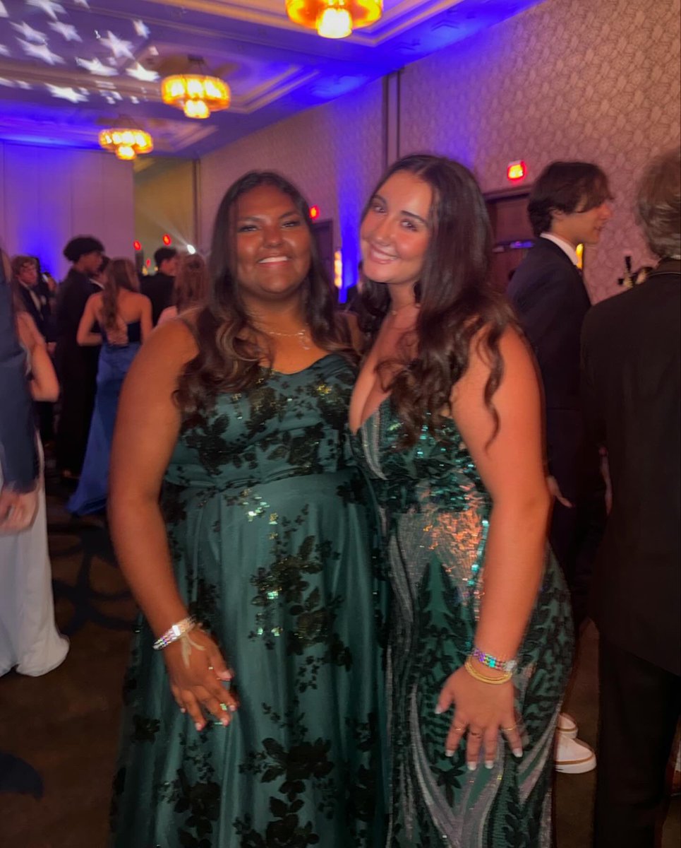 JaiLynnFlores15's tweet photo. switched out the cleats, for the heels!💚✨#prom https://t.co/TO9VB69rDm