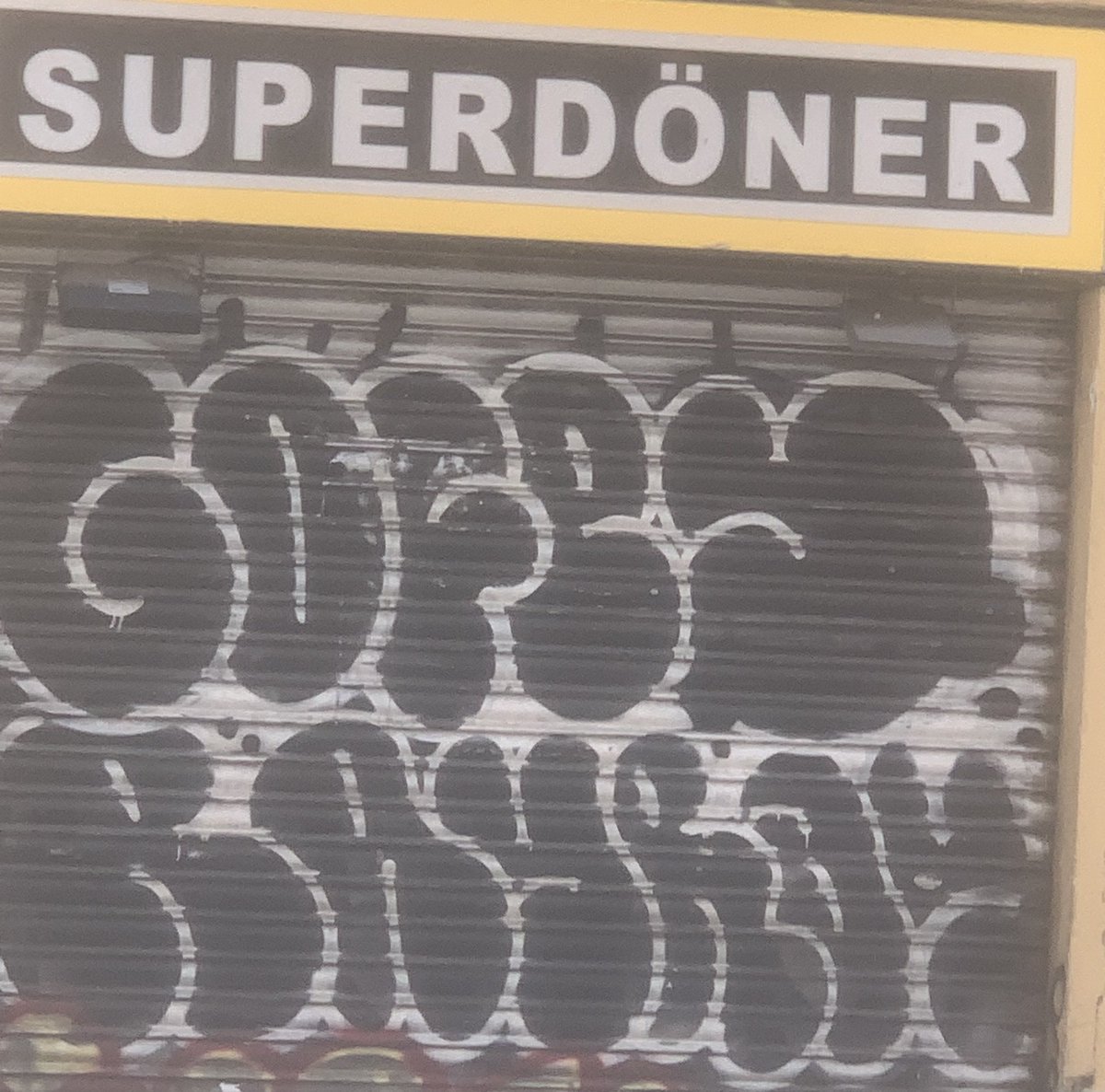 mariusserra's tweet photo. Si mon àvia fos viva es pensaria que en aquesta botiga del carrer de la Riera Alta hi viu un play boy presumit https://t.co/YINXtXXBPy