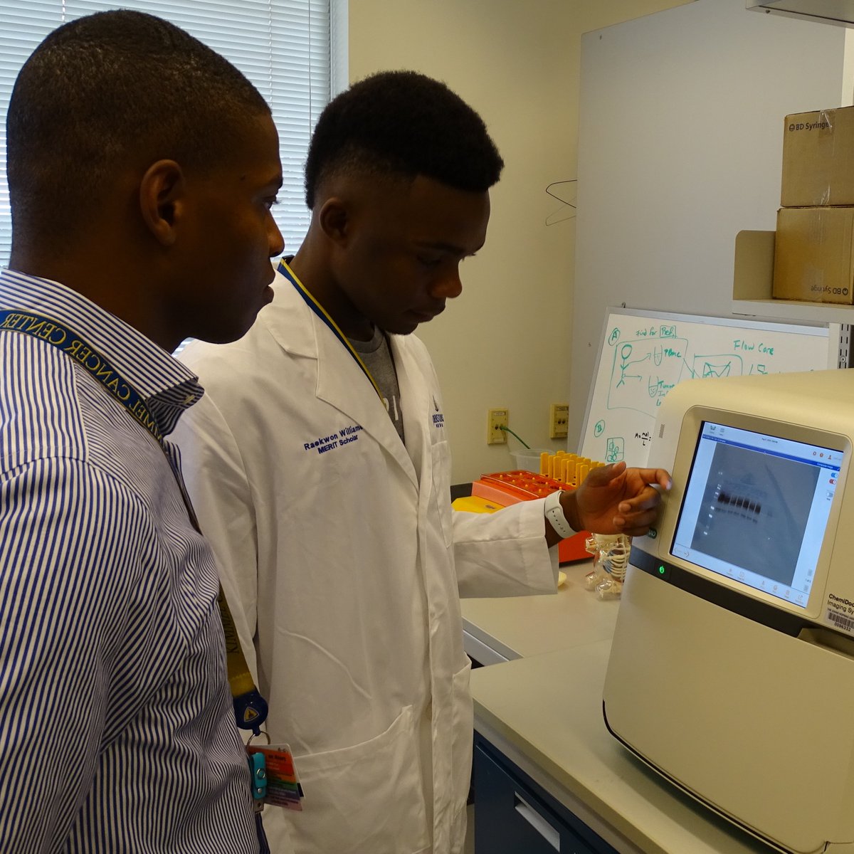 Please join us in congratulating Raekwon Williams (@rwilliams202020) on graduating from @UNC! Raekwon joined the lab as High school @EdIngenuity scholar at @Official_BPI. He worked hard on glutamine antagonism of TAMs in prostate cancer and is a published author! #ProudMentor!