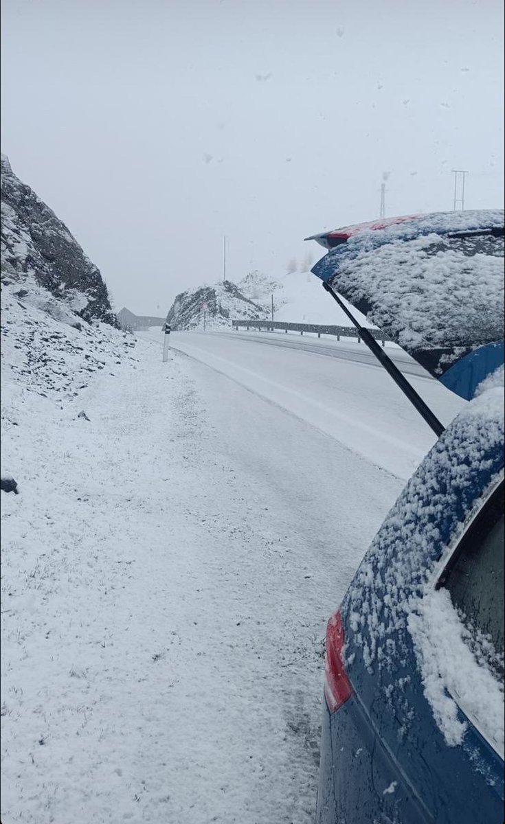 Oggi a mio parere non si poteva partire e la fantomatica sfilata sarebbe stata un insulto a Livigno e ai corridori. Gli atleti non hanno colpe. Si doveva solo annunciare alle 9 quel che si è rimandato alle 11,30. Questo è il Foscagno alle 10!
<a href="/giroditalia/">Giro d'Italia</a> <a href="/cpacycling/">CPA Cycling</a> <a href="/biciPRO1/">bici.PRO</a>