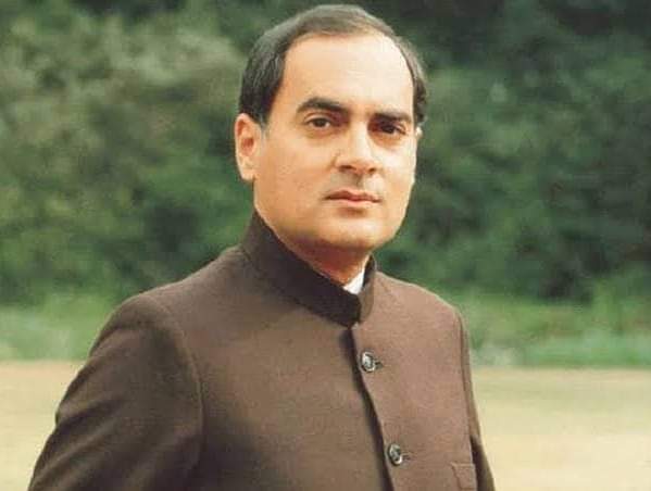 राजीव पर क्या लिखूं... वह नई उमर की अधपकी मुहब्बतों सरीखा मामला है... जिन पर वक्त की गर्द पड़ जाती है... जो जिंदगी भर ताजा रहती हैं... वक्त दुनियादारी की अचकन पहना तो देता है, लेकिन उसे क्या पता कि उसकी जेब में वो गुलाब हमेशा छिपा रहता है... वो नौसिखिया जिसे उड़ान पसंद थी,