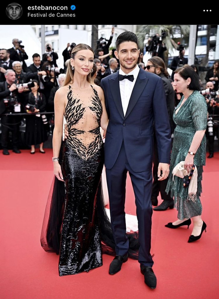 📸 Esteban Ocon a monté, hier, les marches du 77e festival de Cannes aux côtés de sa compagne 🎬 #F1 #Cannes2024