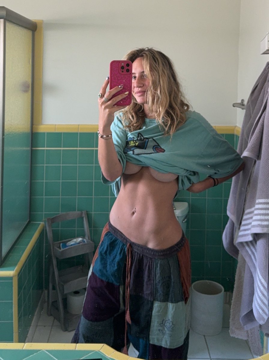 championsynthia's tweet photo. morning skinny is so back, bitchezzzzz https://t.co/Z5xTUiaxx2