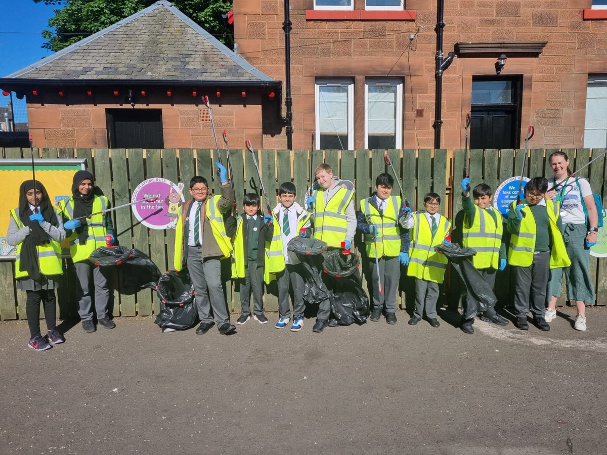 HolyCrossPri's tweet image. Our wonderful &apos;Glitter Squad&apos; took part in a litter pick in the local area with staff from @asda Toryglen as part of the @TheBigHelpOut24 initiative. They were then lucky enough to enjoy a tour of @HampdenPark. Such a fantastic opportunity! #TheBigHelpOut  #sustainability