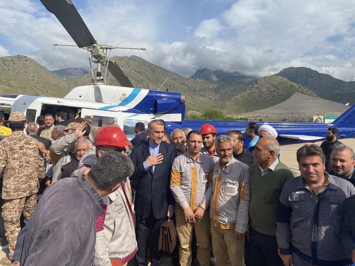 Reisi ve Abdullahiyan'ın kazadan önce çekilen son fotoğrafı 📍 İran haber ajansı, İran Dışişleri Bakanı Hüseyin Emir Abdullahiyan'ın Bell 212 helikopterine binmeden önce çekilen son fotoğrafını yayınlandı. Fotoğrafta, Cumhurbaşkanı İbrahim Reisi'nin helikopterde oturduğu