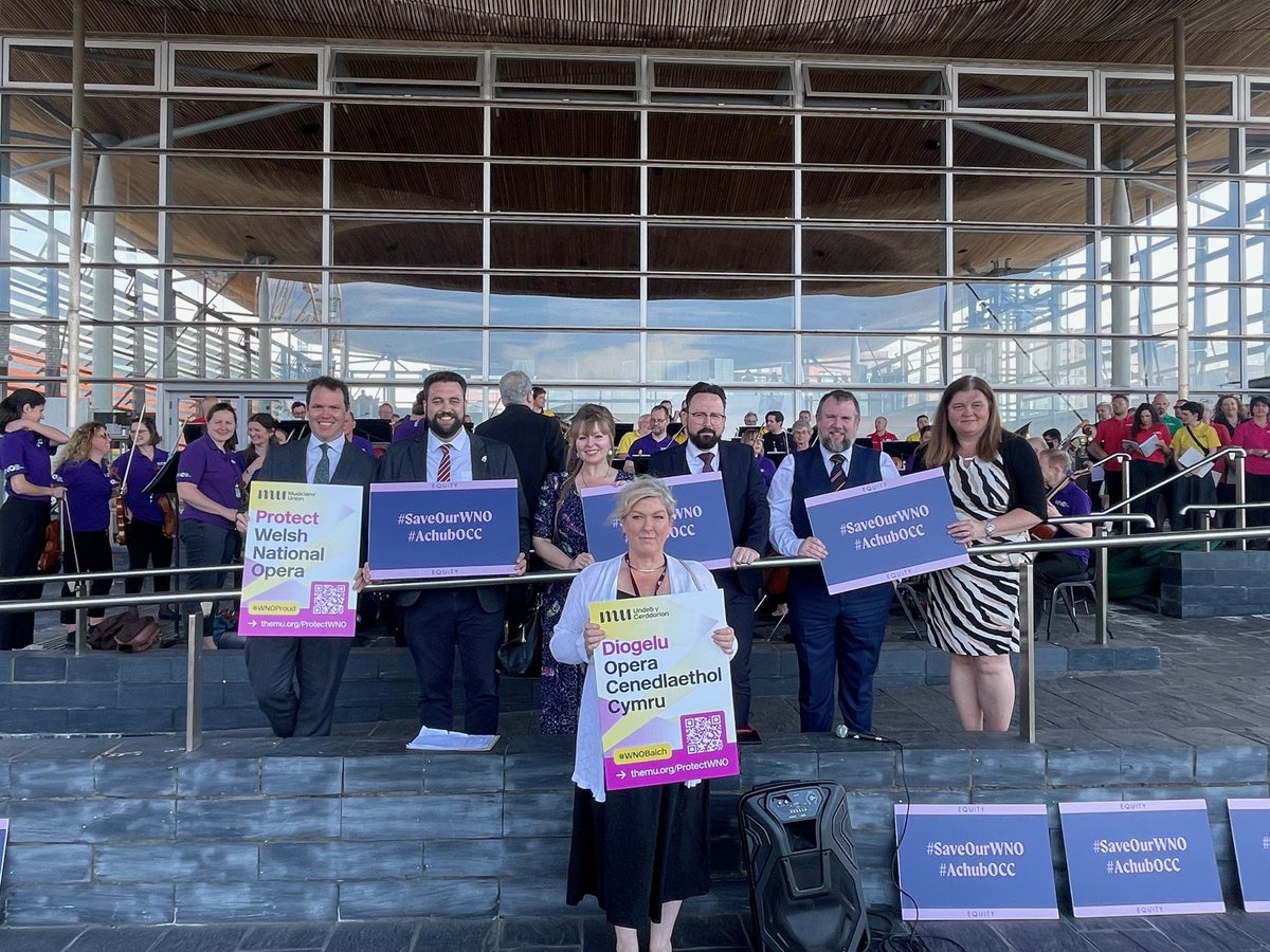 Cafodd pobl tu allan i'r Senedd weld a chlywed enghraifft rymus a theimladwy o werth <a href="/WelshNatOpera/">Welsh National Opera</a> gan eu cerddorion anhygoel.

Dydy'r celfyddydau a diwylliant ddim yn rhywbeth dewisol - maen nhw'n elfennau angenrheidiol o gymdeithas a dylid eu trin felly.