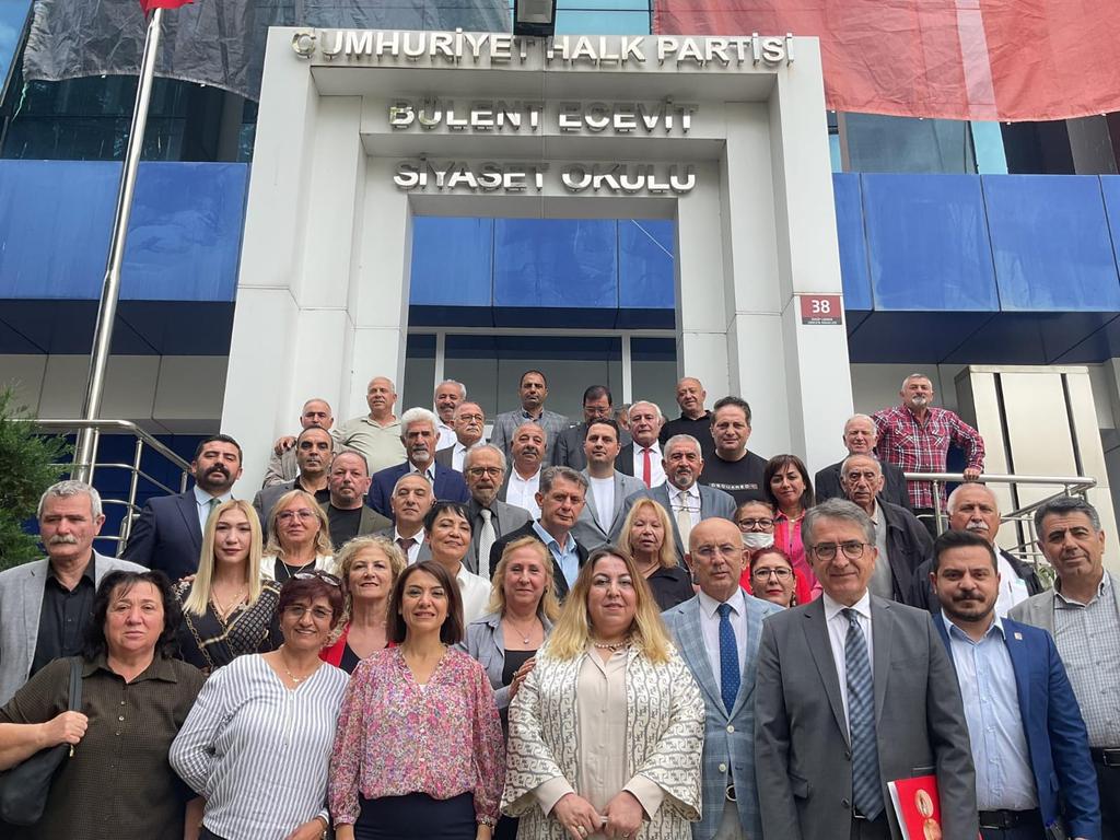 SON DAKİKA 
<a href="/EytEmeklilerFed/">EYT VE EMEKLİLER FEDERASYONU</a>  Genel Başkanı <a href="/ArzuLastikci/">EYT & EF Arzu LASTİKCİ</a>  ve Genel Başkan Yardımcısı <a href="/EYTLEVENTATACA1/">LEVENT ATACAN EYT-EF GEN.BŞK.YARD  💛💙</a>  Ankarada görüşmelere devam ediyor 

#EmeklininYaşamSavaşı 
 #5000KısmininYaşamSavaşı