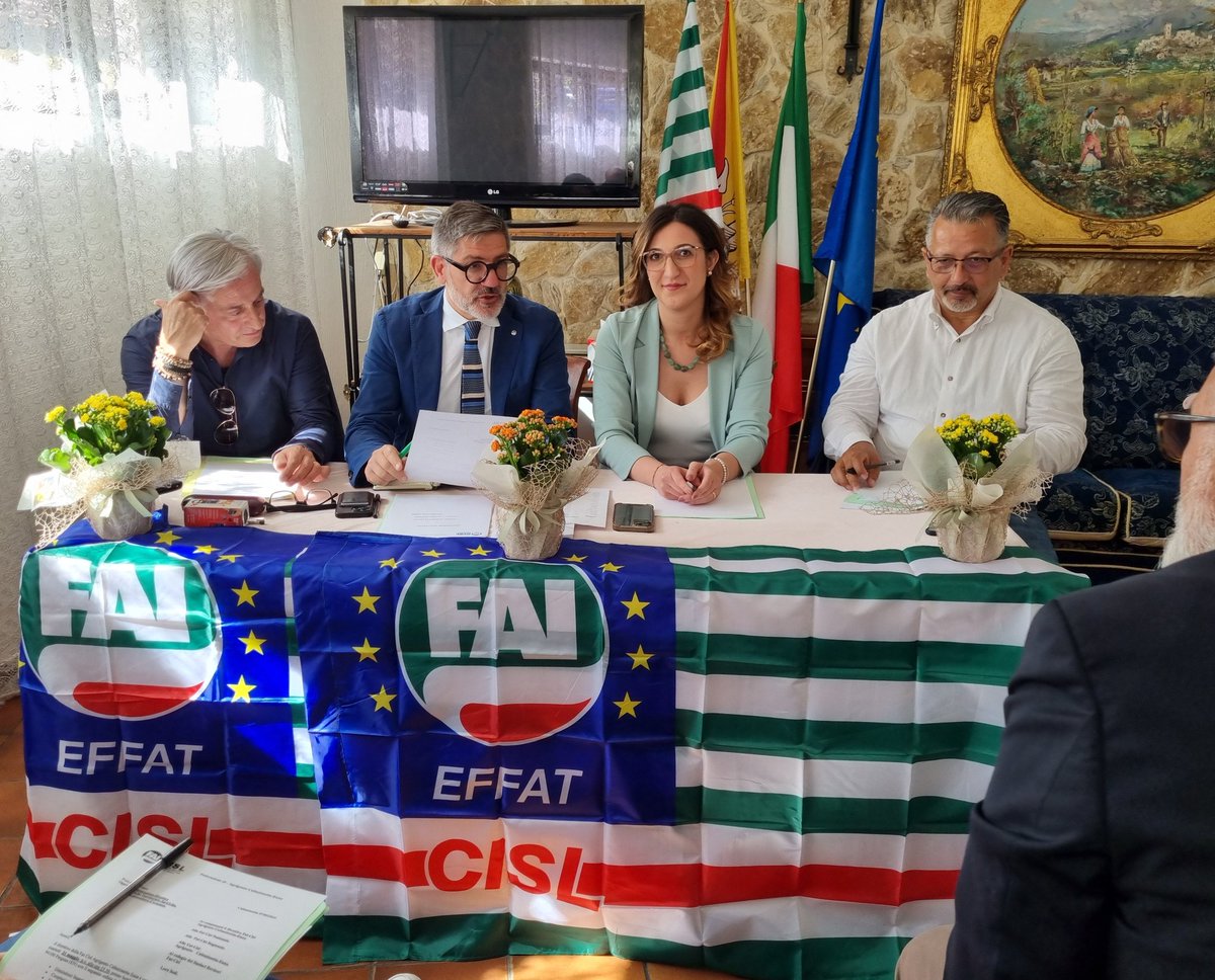 fai_cisl's tweet photo. Enna, in corso il Consiglio Generale #FaiCisl Agrigento Caltanissetta Enna con il Segretario Generale Carmelo Cimino, il Segretario Generale @FAICISLSicilia @AdolfoScotti e Carmela Petralia, Segretaria Generale Ust Cisl Agrigento Caltanissetta Enna. Tra i vari punti all'ordine del giorno, l'elezione del nuovo Segretario Generale della Fai territoriale. Coordina e conclude i lavori il Segretario Generale della #FaiCisl nazionale @OnofrioRota.