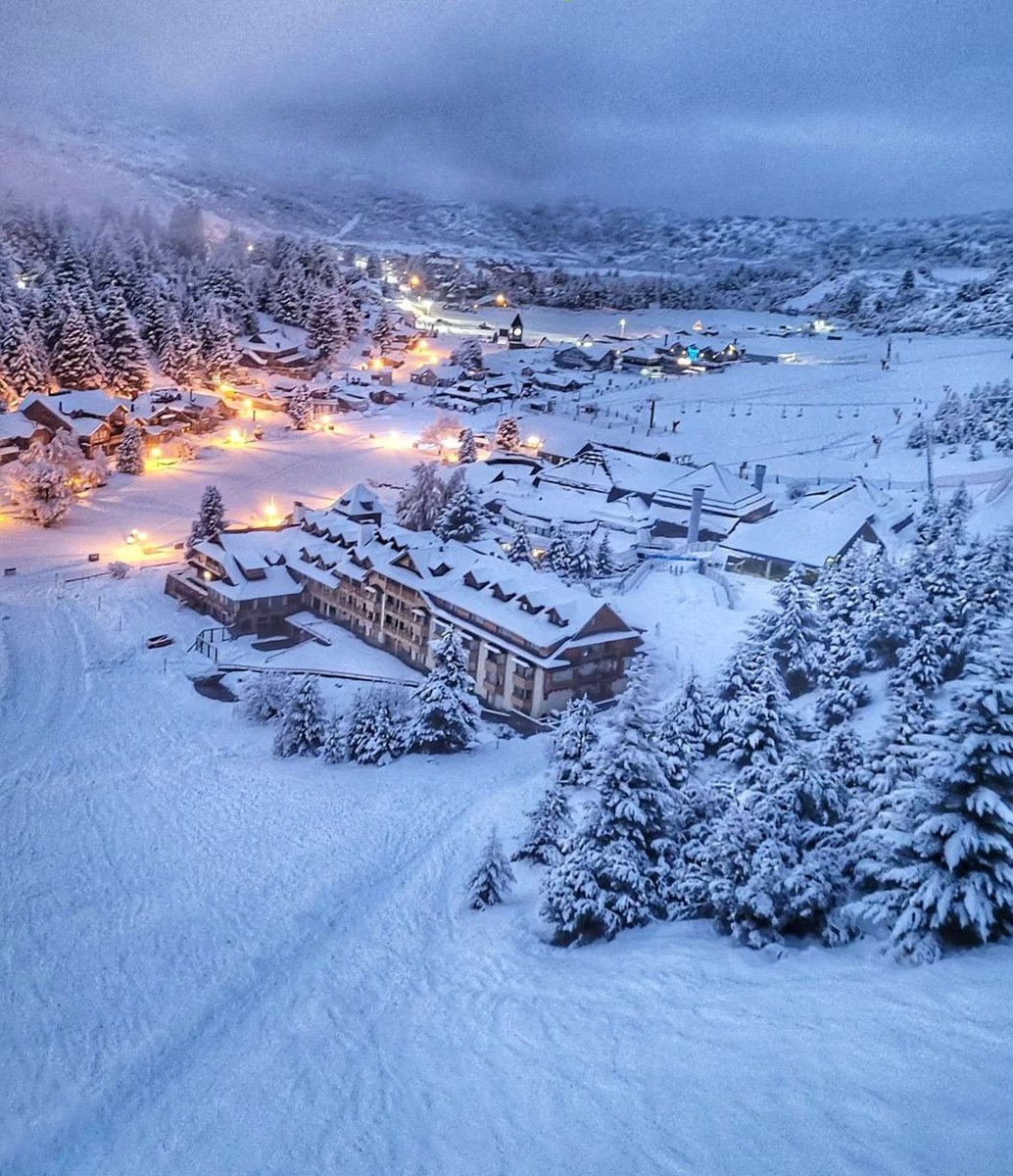 ¡Así de hermoso y nevado amaneció hoy Villa Catedral! Bariloche 😍☃️🍂❄️