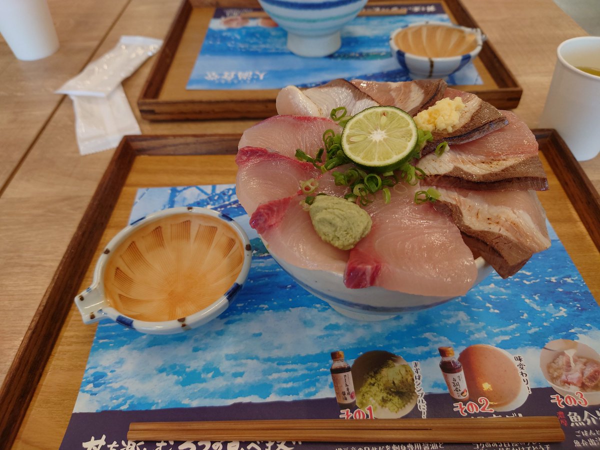 ImprezaMark2's tweet photo. 道の駅くるくるなるとにて
鰤の丼が身が大きく程よく油ものって、臭みもなく美味しい
ソフトクリームもモンブランが表面にありひとつで2度美味しい
#くるくるなると https://t.co/BYYAQQXGVB