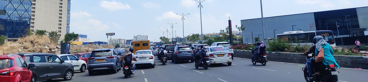 Citizen_TS's tweet image. #tworks #thub it's daily routine, seen many riders drive on wrong side 😯 
#raidurgam 
@CYBTRAFFIC @cyberabadpolice @psraidurgam_cyb 
#roadsafety 
@CPCyberabad @AddlCPTrfHyd when these will be streamlined &amp;amp; strick surveillance applied across #cyberabad #hyderabad #hyderabadrains