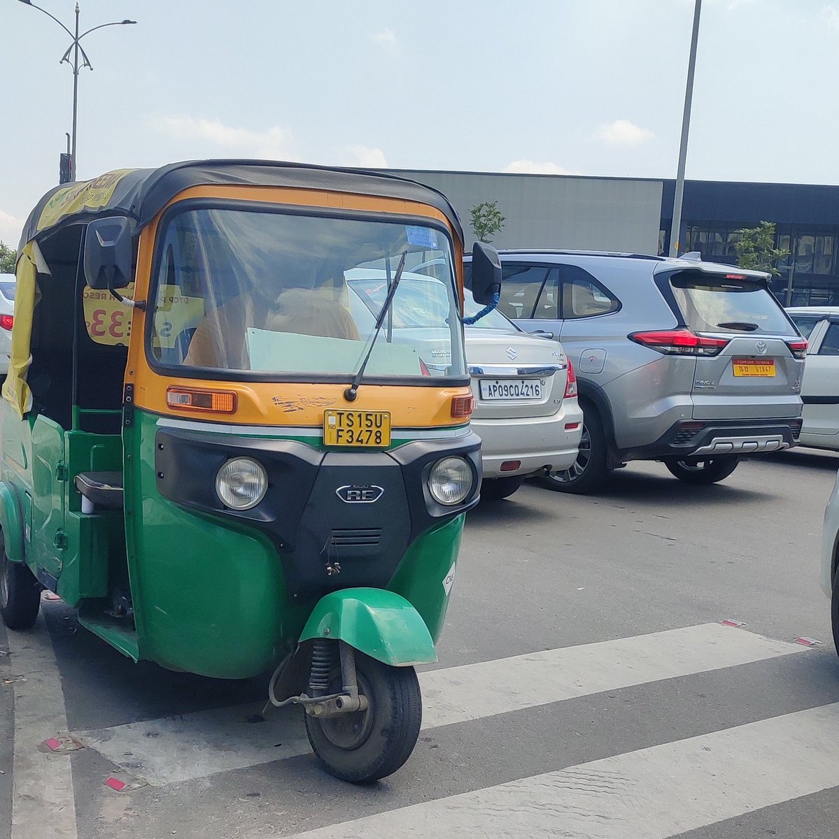 Citizen_TS's tweet image. #tworks #thub it's daily routine, seen many riders drive on wrong side 😯 
#raidurgam 
@CYBTRAFFIC @cyberabadpolice @psraidurgam_cyb 
#roadsafety 
@CPCyberabad @AddlCPTrfHyd when these will be streamlined &amp;amp; strick surveillance applied across #cyberabad #hyderabad #hyderabadrains