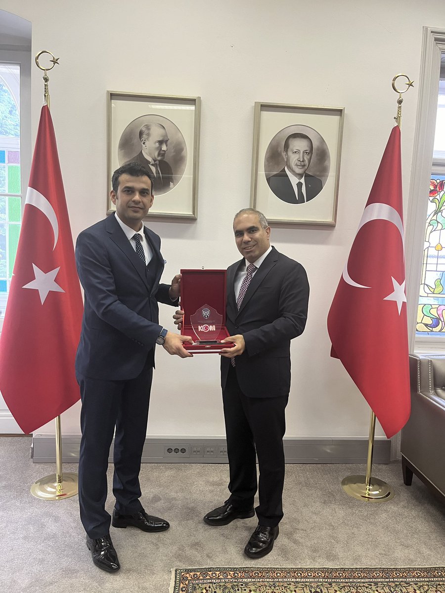 RACVIAC Güvenlik İşleri Merkezi’nde düzenlenen “Savunma ve Kolluk Kuvvetlerinde Bütünlük ve Kontrol Tedbirleri” çalıştayına ülkemizden konuşmacı olarak katılarak tecrübe paylaşımında bulunan <a href="/KomBaskanligi/">KOM Başkanlığı</a>’nda görevli Başkomiser Ramazan Özdemir’i Büyükelçiliğimizde ağırladık.