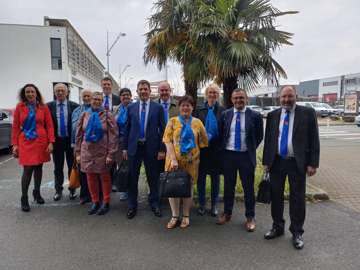 <a href="/SNPDENLille/">SNPDEN UNSA LILLE</a> la délégation unie mobilisée portant fièrement les  couleurs du syndicat et prête à porter la voix des personnels de direction de <a href="/AcLille/">Académie de Lille</a> au congrès du <a href="/snpden/">SNPDEN-UNSA</a> de La Rochelle.