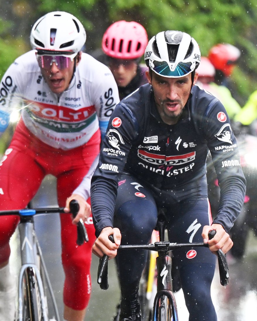 No easy days at the Giro 🥶 The riders are facing cold winds and rain as they head towards another summit finish on Stage 16 🗻 📸 Getty Images