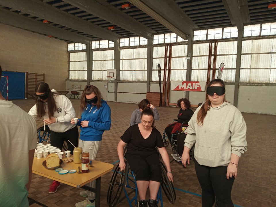 RachClem2's tweet photo. Prendre son petit déjeuner, jouer au basket, au hand, au béret, au torbal, le tout en expérimentant des situations de handicap. Expérience vécue @inspereims  @Ville_Chaumont. Moments "extraordinaires", très appréciés, offerts aux étudiants grâce au partenariat @MAIF. https://t.co/J6HiCJTJNV