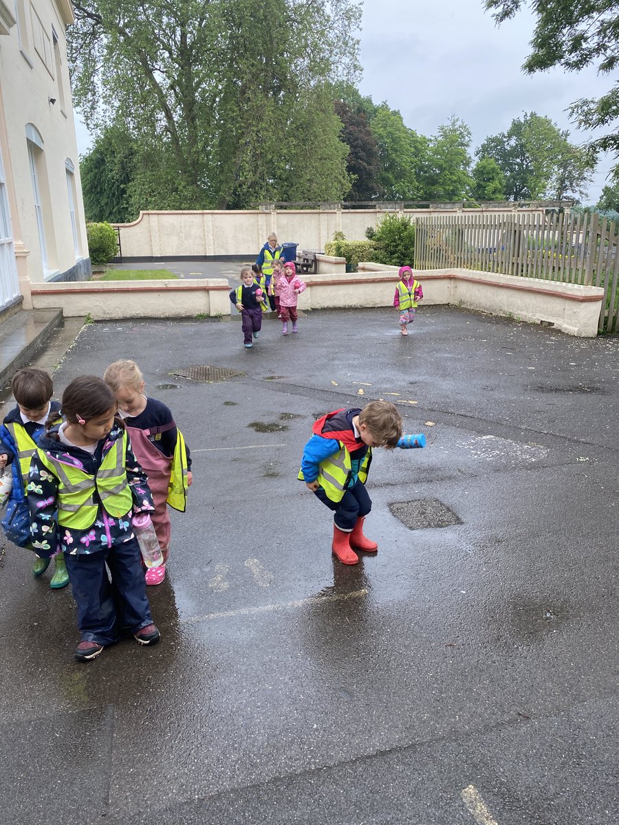 Wise Owls practicing fire lighting with a dragon sneeze (fire steel), setting alight cotton-wool in a clam shell and then putting out the fire by pouring water. Well done team, great perseverance! #firelighting #dragonsneeze #jumpinginpuddles #somuchfun #fsa 🔥💦🦪🌧🌈🥰