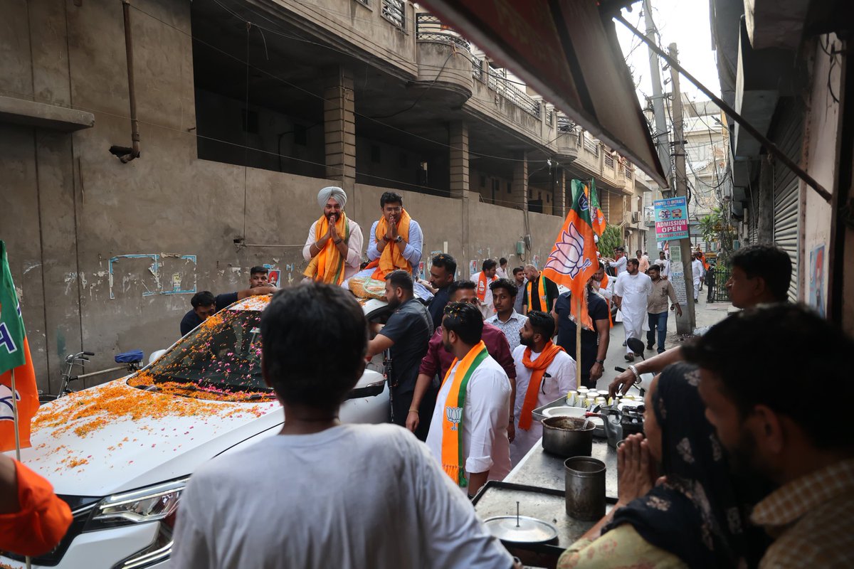 Tejasvi_Surya's tweet photo. Glimpses from the road show in support of MP Sri @RavneetBittu today.

Just 2 years of AAP rule in Punjab has led to the corruption &amp; misgovernance taking root here, robbing youth of opportunities &amp; destroying talent.

Ludhiana is set to go the BJP way on June 1. https://t.co/h7jK64oAfv