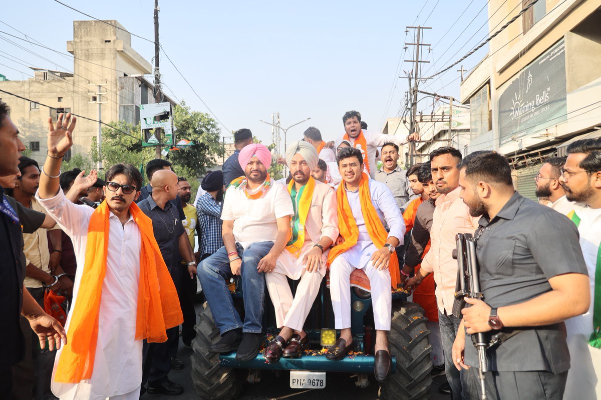 Tejasvi_Surya's tweet photo. Glimpses from the road show in support of MP Sri @RavneetBittu today.

Just 2 years of AAP rule in Punjab has led to the corruption &amp; misgovernance taking root here, robbing youth of opportunities &amp; destroying talent.

Ludhiana is set to go the BJP way on June 1. https://t.co/h7jK64oAfv