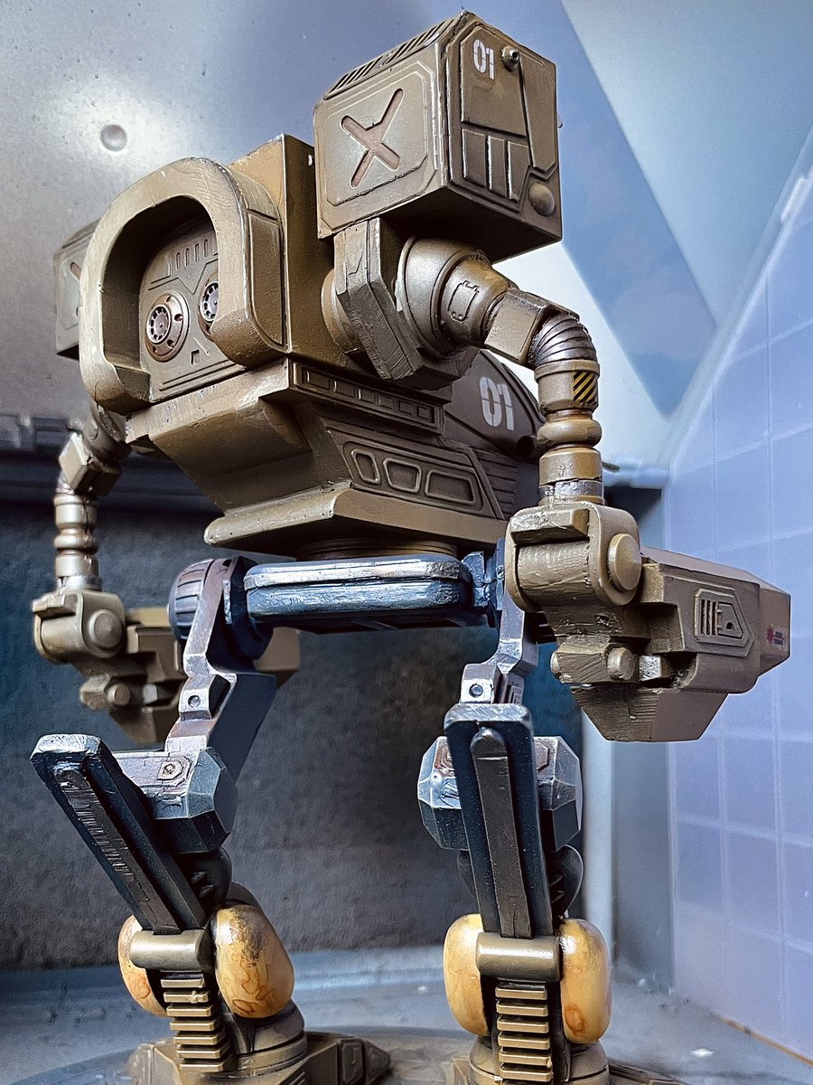 MekaRamen's tweet image. Fresh off the booth.
Final coat up and done, quick snaps, will properly stage and photograph later.

#battletech #battlemech #timberwolf #armorcast #madcat