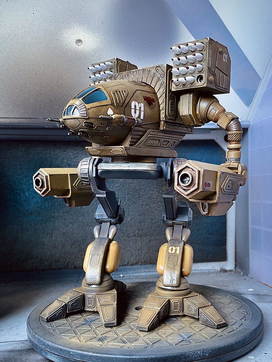 MekaRamen's tweet image. Fresh off the booth.
Final coat up and done, quick snaps, will properly stage and photograph later.

#battletech #battlemech #timberwolf #armorcast #madcat