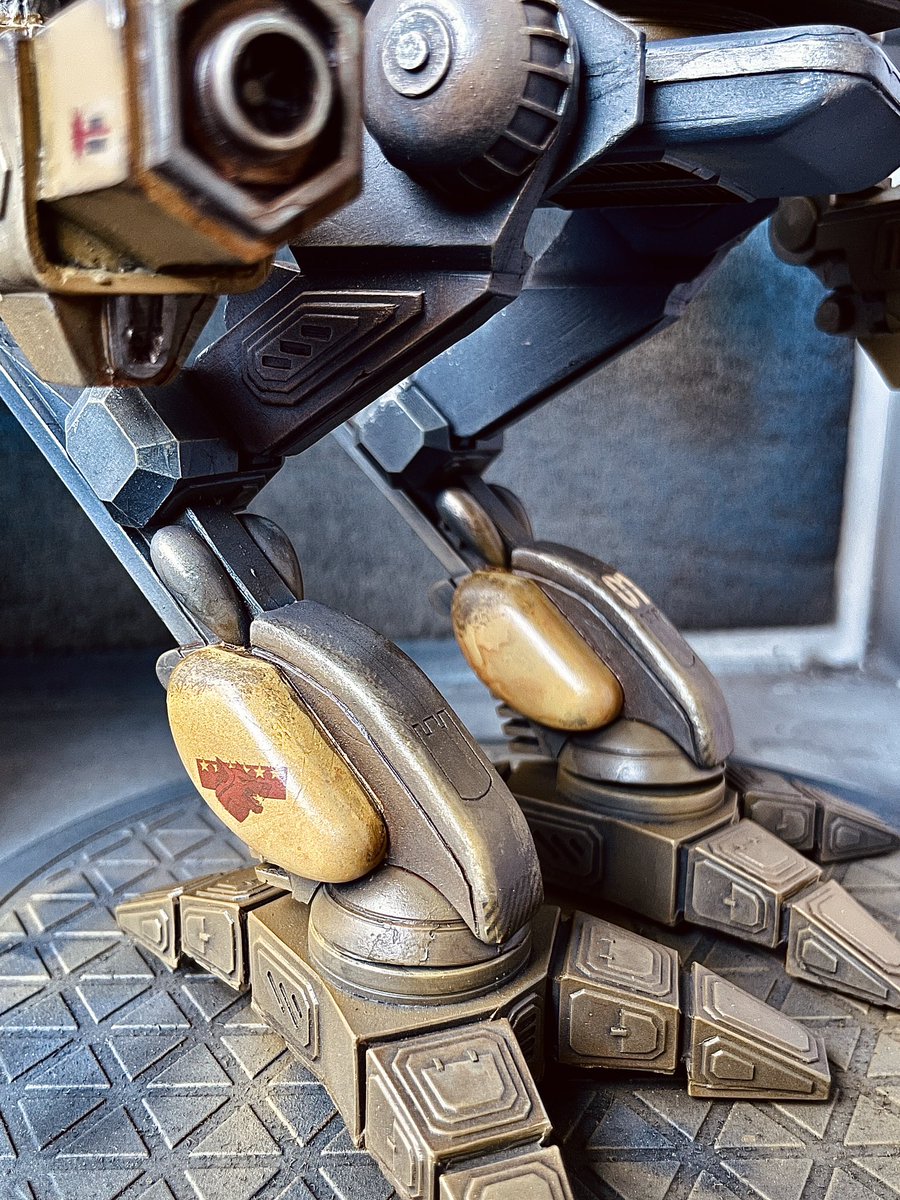 MekaRamen's tweet image. Fresh off the booth.
Final coat up and done, quick snaps, will properly stage and photograph later.

#battletech #battlemech #timberwolf #armorcast #madcat