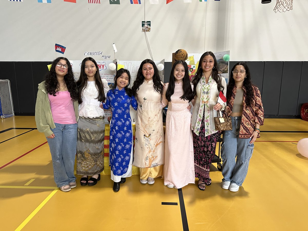 SHSRed_Devils's tweet photo. International Festival happening now! #StartStriveSucceed #IncludeEngageInspire https://t.co/lufPCHB4Yu