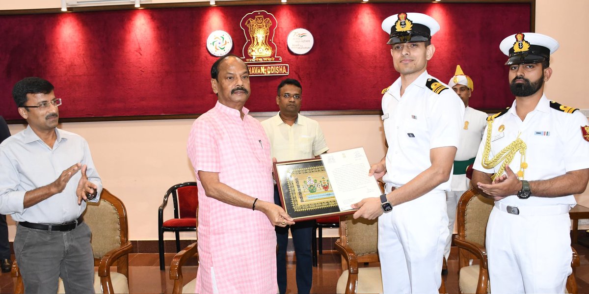 GovernorOdisha's tweet image. Hon'ble Governor bid adieu to ADC (IN) Lt Cdr Himanshu Singh today. Reminiscing his association,the Governor congratulated and wished Lt Cdr Singh a flourishing career ahead.

Hon'ble Governor welcomed the new ADC (IN) Lt Nitin Tripathi &amp;amp; wished him a fulfilling career in Odisha.