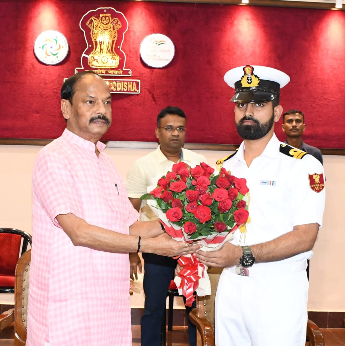 GovernorOdisha's tweet image. Hon'ble Governor bid adieu to ADC (IN) Lt Cdr Himanshu Singh today. Reminiscing his association,the Governor congratulated and wished Lt Cdr Singh a flourishing career ahead.

Hon'ble Governor welcomed the new ADC (IN) Lt Nitin Tripathi &amp;amp; wished him a fulfilling career in Odisha.