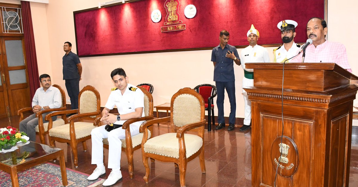 GovernorOdisha's tweet image. Hon'ble Governor bid adieu to ADC (IN) Lt Cdr Himanshu Singh today. Reminiscing his association,the Governor congratulated and wished Lt Cdr Singh a flourishing career ahead.

Hon'ble Governor welcomed the new ADC (IN) Lt Nitin Tripathi &amp;amp; wished him a fulfilling career in Odisha.