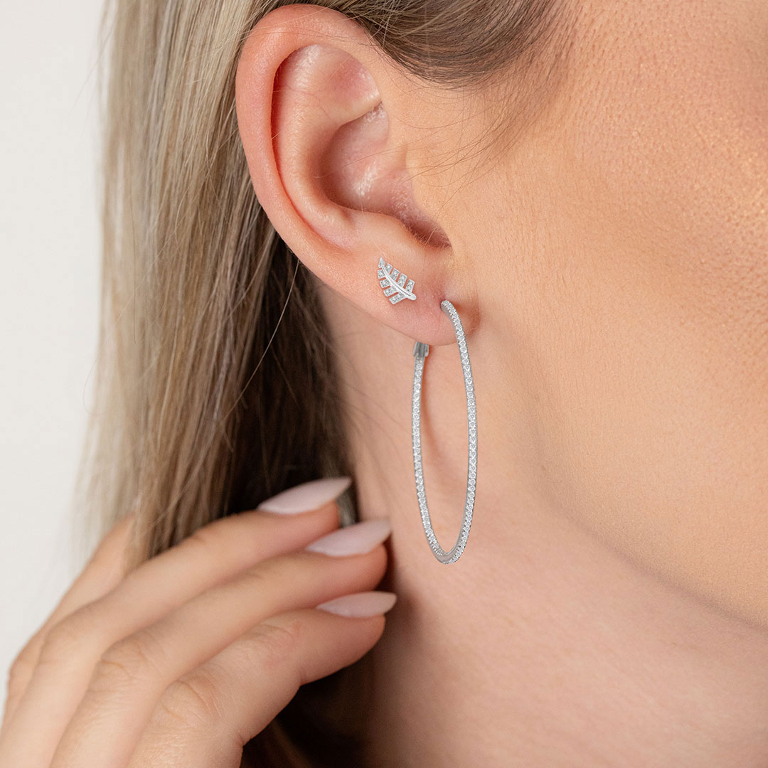 Add a touch of elegance to your everyday look with our stunning diamond hoop and ear cuff combo. Perfect for any occasion, these pieces are designed to shine. ✨ #JewelryLovers #DiamondHoops #EarCuff #Elegance #EverydayJewelry #ASHI