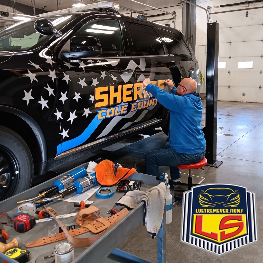 LuetkemeyerSign's tweet image. Here's a peek "behind the scenes" at one of our #CustomVehicleGraphics installations. A steady hand, attention to detail, &amp;amp; pride in our work make our graphics WOW our customers, as well as everyone they happen to drive by!🤩
LuetkemeyerSigns.com/vehicles/

#BehindTheScenes