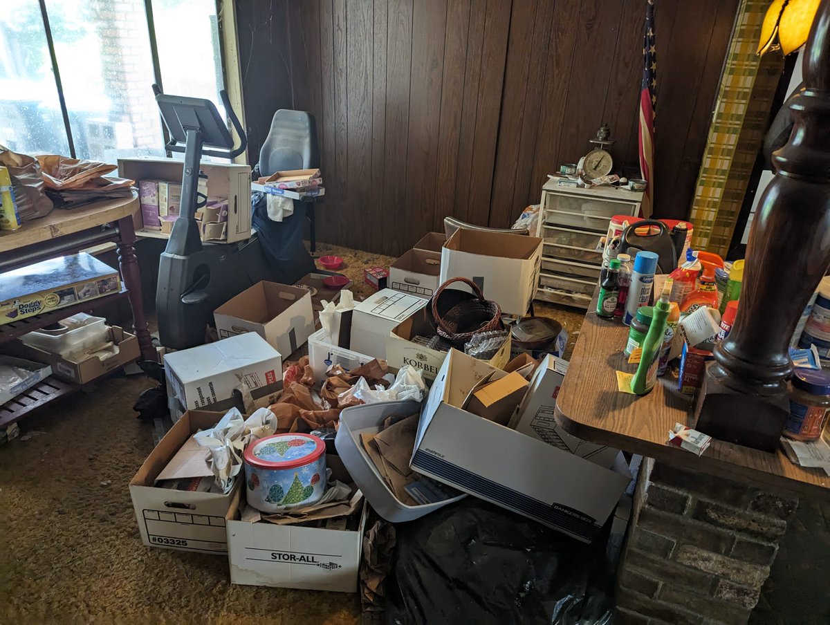 Haulbrosjunk's tweet image. A clutter-free home starts with one call. Our junk removal services are here to help! 📞🚛 #OneCallAway #ClutterFreeHome