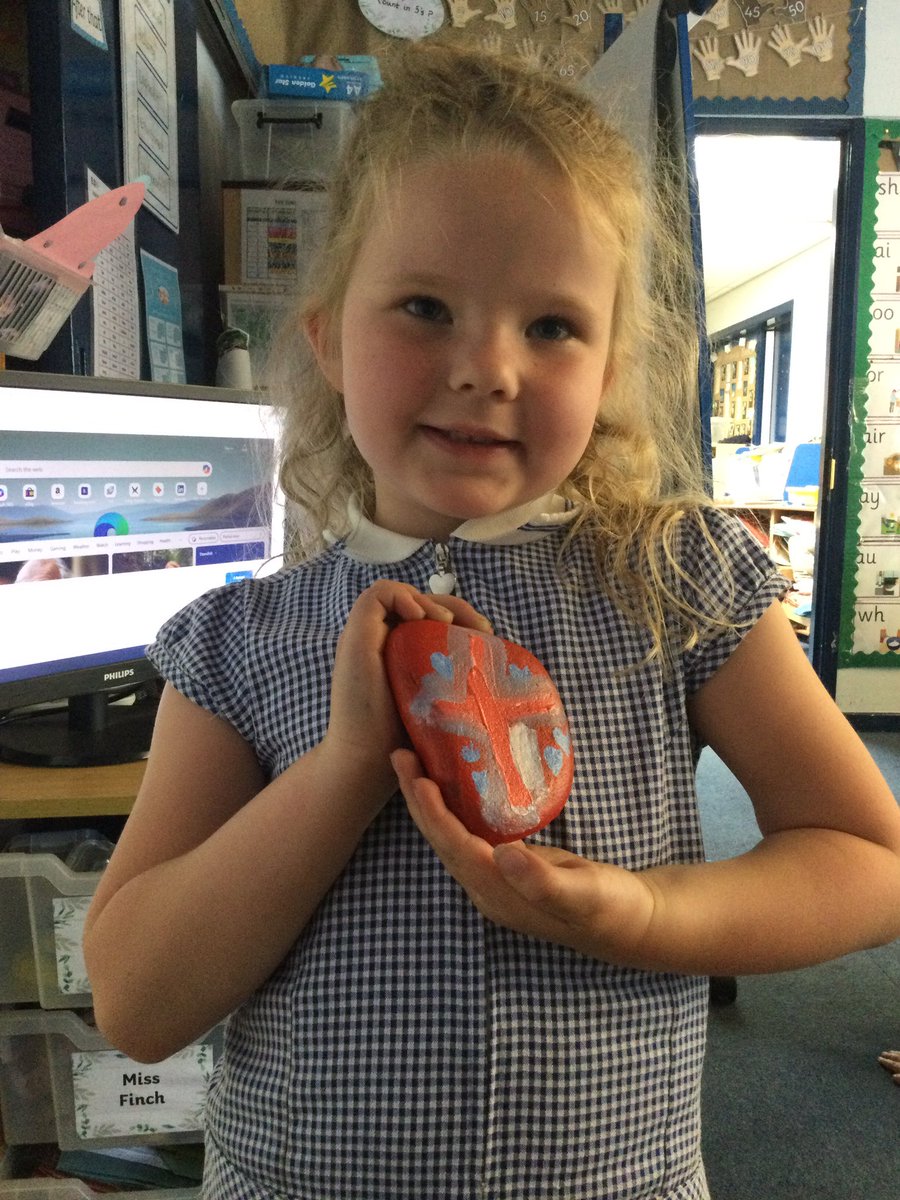 Georgia has been busy at home painting a cross on a stone, it looks beautiful! Thank you for bringing it in for show and tell Georgia. @St_Wilfrids_CE @LT_Trust