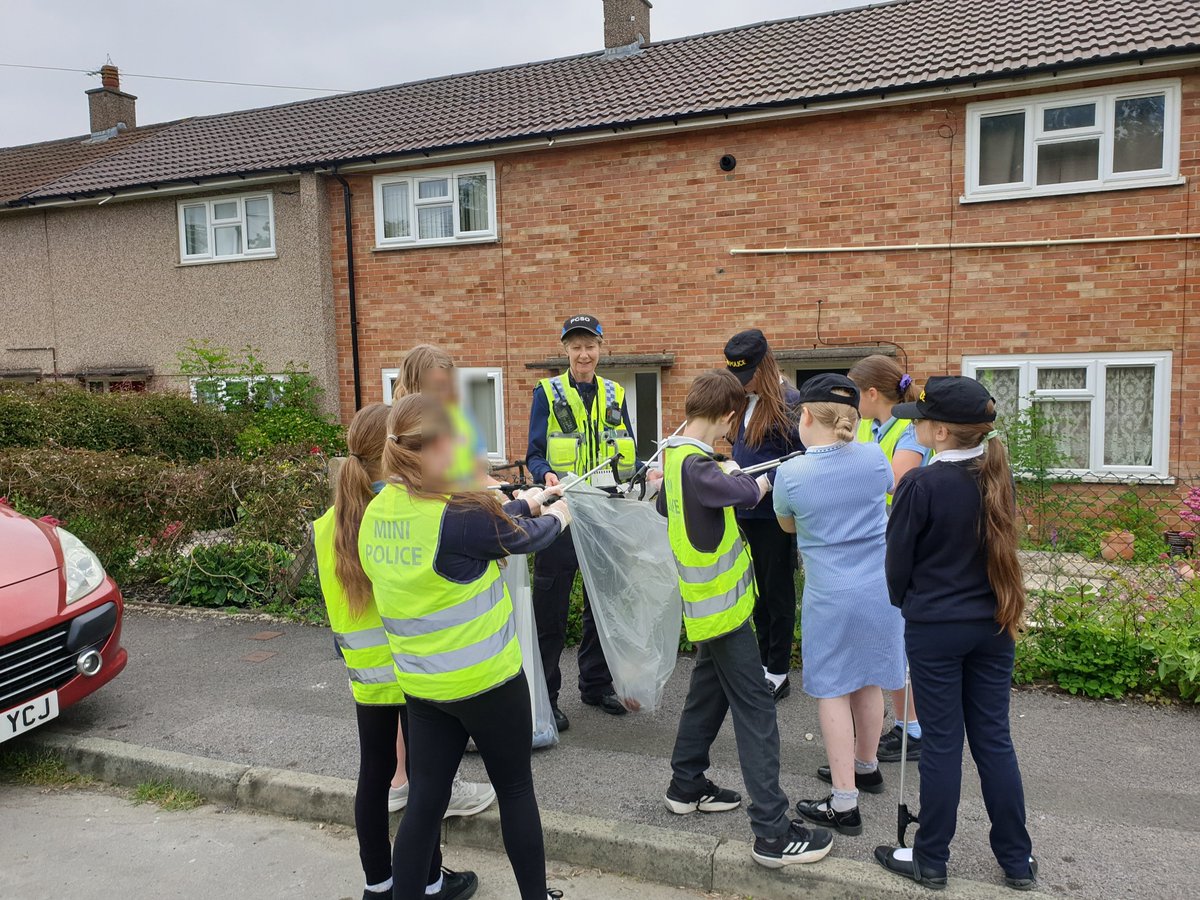 So proud of our #minipolice officers at #MoatSchoolPrimary today,great litter picking around the local community.Well done team.