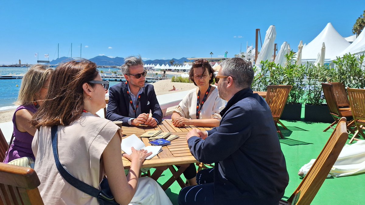🎬 #Cannes2024 : @isabelleleroy4 et @alex_tbo sont présents au @Festival_Cannes pour assurer la présence de la Région au Marché du Film, salon professionnel où réalisateurs, producteurs, distributeurs et vendeurs viennent présenter leurs films et chercher des partenaires pour