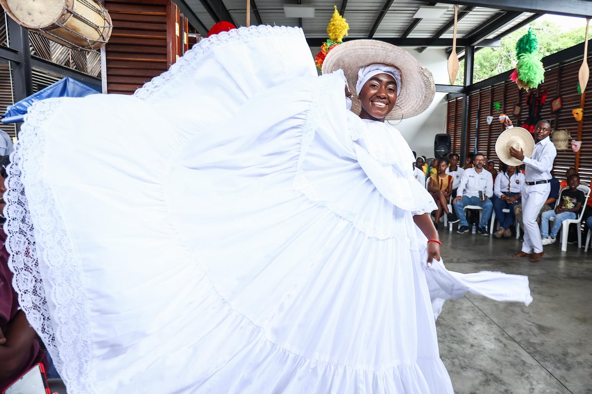 Estamos en Tumaco, en la inauguración del Bosque de la Memoria, un proyecto que tenemos junto con <a href="/minjusticiaco/">MinJusticia Colombia</a> y que busca escuchar, dignificar y reparar a las comunidades afectadas por el narcotráfico y la guerra contra las drogas. Allí hicimos un #PactoPorLaVidaYPorLaPaz. 🕊️