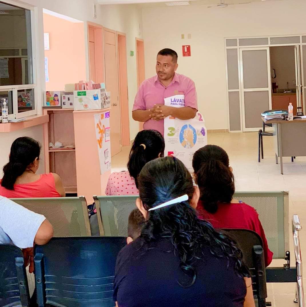 Autocuidado y prevención. Personal del Centro de Salud de SS-IMSS-Bienestar de #SantaMaríaGuienagati realiza de manera constante cursos talleres sobre el #LavadoDeManos, a madres de familia y menores de 5 años de edad. El lavado de manos salva vidas, es la medida más económica.