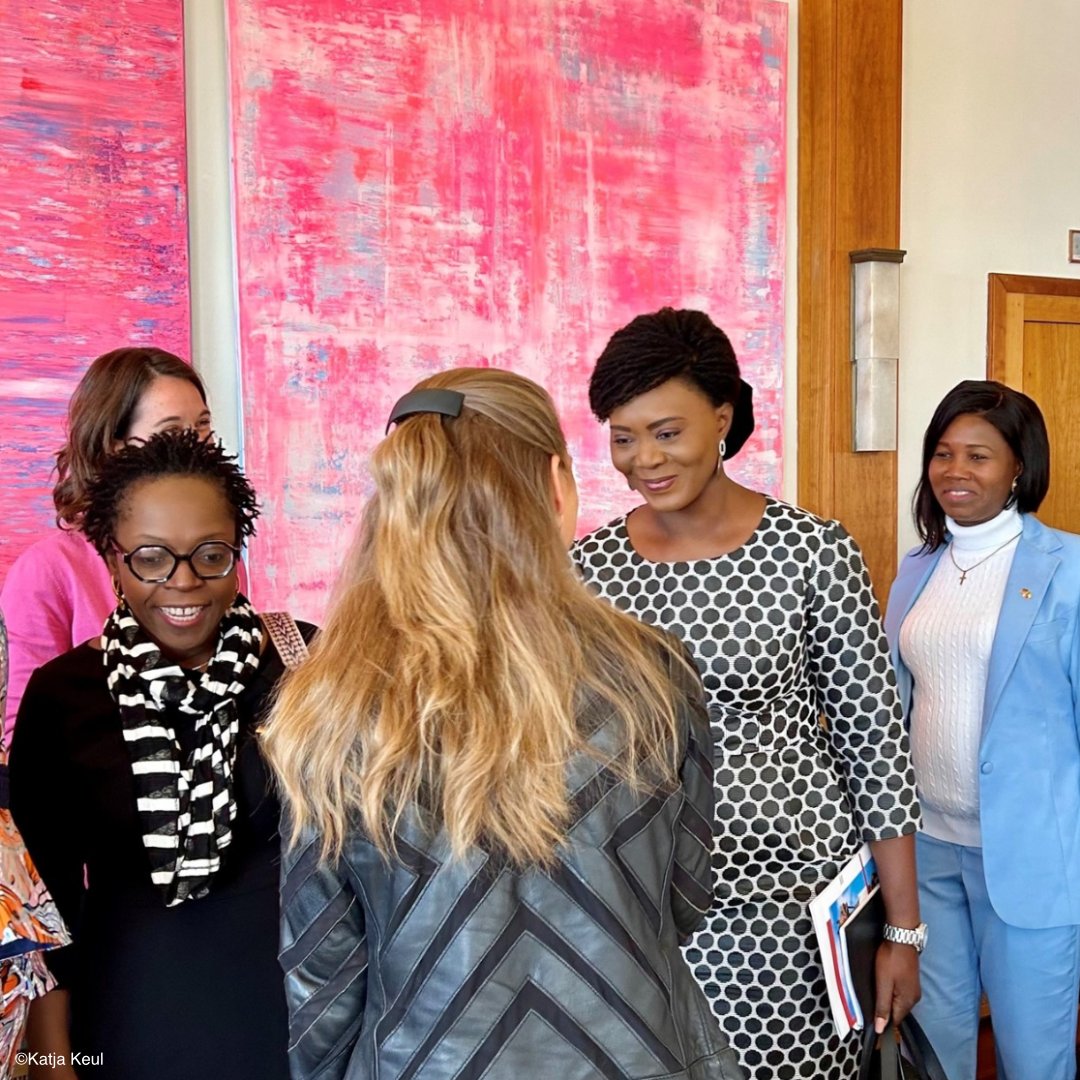 La Sec. d'Etat @KatjaKeul a reçu des femmes leaders africaines ds le cadre d'un programme de @GermanyDiplo & @Bundestag. Au💟de l'échange: comment↗️la participation pol. des femmes? À travers sa politique étrangère féministe, 🇩🇪soutient les🚺 leaders africaines p.ex. @AWLNetwork